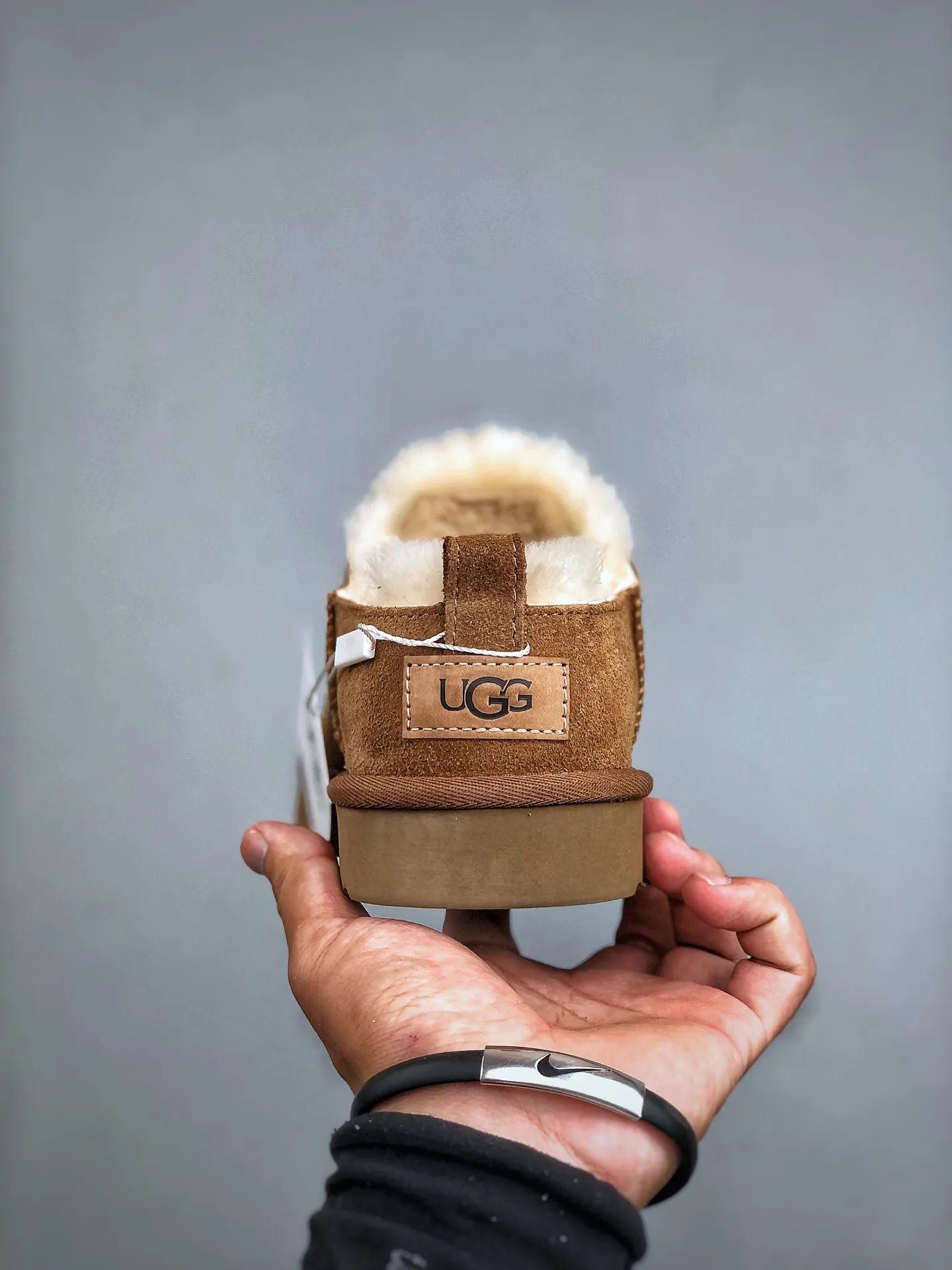 Local self-pickup💰520 supports store placement. The top version of ugg on the market. 25 new models. UGG Elea Slip-On. Thin and light slip-on. Home, office, air-conditioned room. Easy to match, super fashionable and long-leg welfare model. Produced by a large foreign trade factory in Guangzhou. Toe to insole. Genuine sheep fur integrated. Independent outer box packaging. Chip with waterproof technology. Different from any version on the market. Independently developed original outsole and cashmere insole to keep you warm in winter and suitable for home use. In recent years, uug has launched a style series that is partially geared towards the preferences of young consumers and has also moved to the forefront of fashion trends. Shoe body material Water-repellent coated suede upper 17 mm UGGPURE™ implanted wool insole Lightweight non-slip and comfortable rubber outsole With brand LOGO trademark Comes with a full set of packaging Size: 35-40